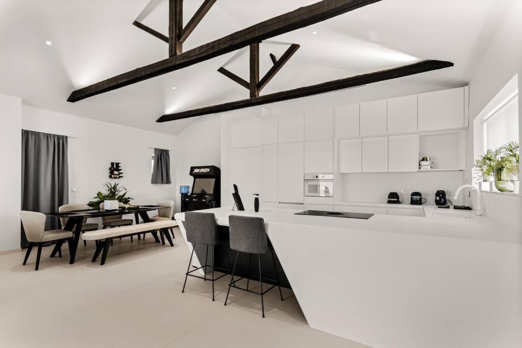 Dark Horizon Apartment *